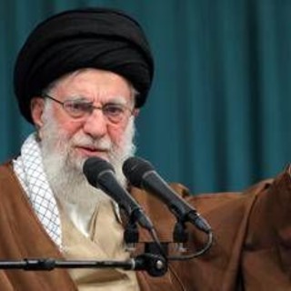 Iran, ondata di missili contro Israele. Teheran smentisce attacco a Khamenei