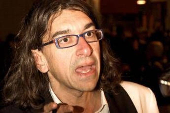 Sanremo, il 'disturbatore' Paolini irrompe al Tg1: "Conti bisex". E lui risponde...