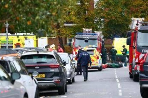 Manchester, attacco con coltello davanti a una sinagoga: almeno 4 feriti. Sindaco: &quot;Ucciso l'aggressore&quot;