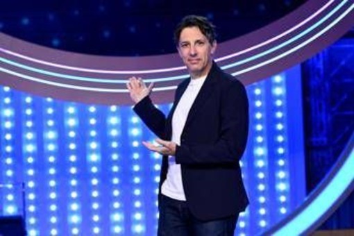 Sanremo 2026, co-conduttore Ubaldo Pantani: chi è l'imitatore di Lapo Elkann