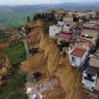 Frana a Niscemi, il sindaco agli abitanti: "State a casa"