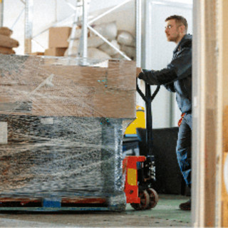 Pallet, pellicola e cinghie: Bruxelles fa marcia indietro sul 100% di riuso