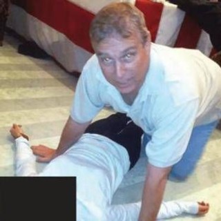 Epstein, i nuovi file: la foto che imbarazza l'ex principe Andrea