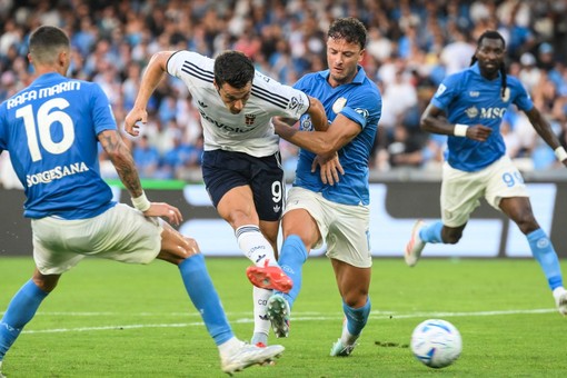 Baturina e Douvikas piegano il Napoli al Maradona, vince il Como 2-1