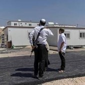 Cisgiordania, coloni assediano case palestinesi a Qusra. Ambasciatore Huckabee: "Atto di terrorismo" Cisgiordania, coloni assediano case palestinesi a Qusra. Ambasciatore Huckabee: "Atto di terrorismo"