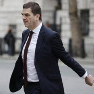 Caso Epstein, terremoto nel governo Starmer: silurato il massimo funzionario del Foreign Office dopo rivelazioni su Mandelson