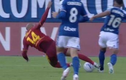 Como-Roma, Malen espulso per fallo su Kaiki: cosa è successo Como-Roma, Malen espulso per fallo su Kaiki: cosa è successo