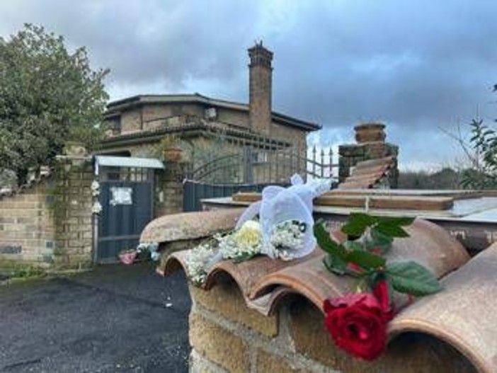 Oggi i funerali dei genitori di Carlomagno, ad Anguillara è lutto cittadino