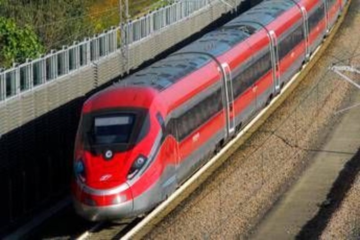 Ferrovie, ritardi di oltre 2 ore sull'Alta Velocità per inconveniente tecnico: circolazione in graduale ripresa
