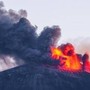 Etna in eruzione, nube di cenere alta 4 chilometri: allerta per il traffico aereo Etna in eruzione, nube di cenere alta 4 chilometri: allerta per il traffico aereo