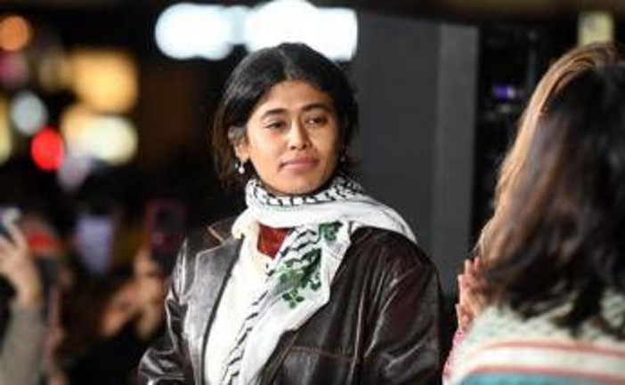 Parigi, l'eurodeputata Rima Hassan è stata fermata per apologia del terrorismo