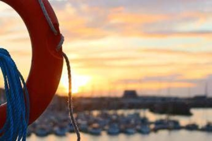 Francia, passeggero muore per sospetta gastroenterite: 1.700 persone in quarantena su nave da crociera Francia, passeggero muore per sospetta gastroenterite: 1.700 persone in quarantena su nave da crociera