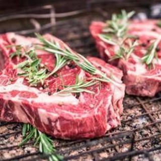 Alzheimer, mangiare più carne può proteggere il cervello: lo studio Alzheimer, mangiare più carne può proteggere il cervello: lo studio