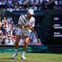 Wimbledon, Djokovic-Rinderknech finisce... con una doppia caduta