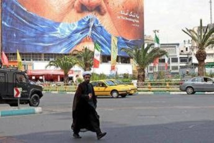 Attacco Usa nel Sud dell'Iran, colpito sito di missili e navi. L'avvertimento di Teheran Attacco Usa nel Sud dell'Iran, colpito sito di missili e navi. L'avvertimento di Teheran