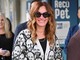 Julia Roberts arriva a Venezia con un look simpaticissimo che omaggia Guadagnino