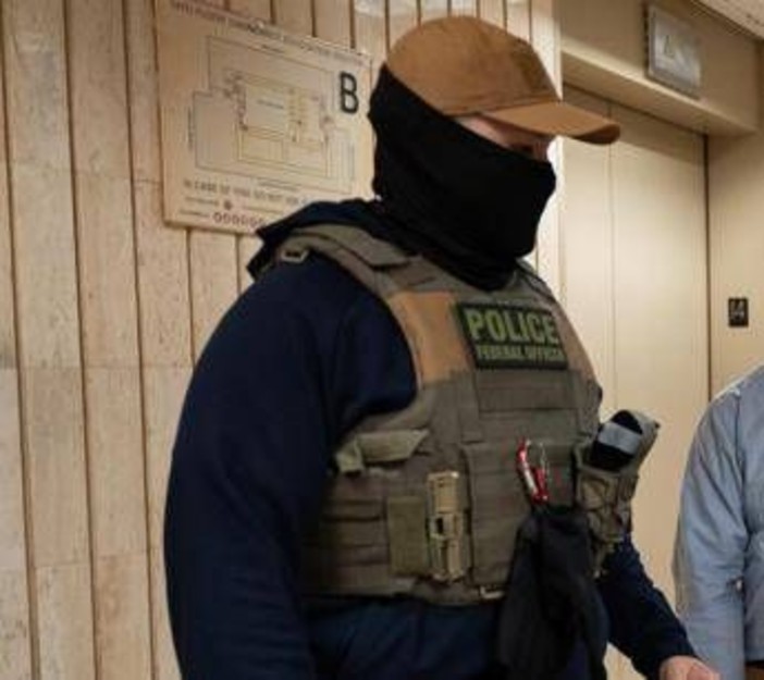 Chicago, agenti armati all'asilo: "Maestra, è in arresto" Chicago, agenti armati all'asilo: "Maestra, è in arresto"