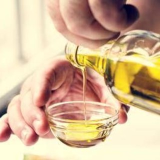 Olio extravergine d'oliva, difende cuore e cervello: tutte le proprietà