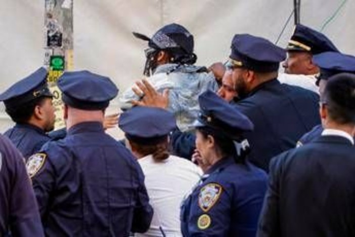 Met Gala, proteste contro Jeff Bezos: arrestato manifestante