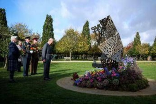 Re Carlo inaugura il monumento dedicato ai militari Lgbt+ Re Carlo inaugura il monumento dedicato ai militari Lgbt+