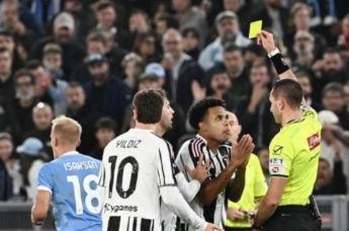 Doppio giallo (mancato) a McKennie e rigore chiesto da Conceicao: proteste in Lazio-Juve