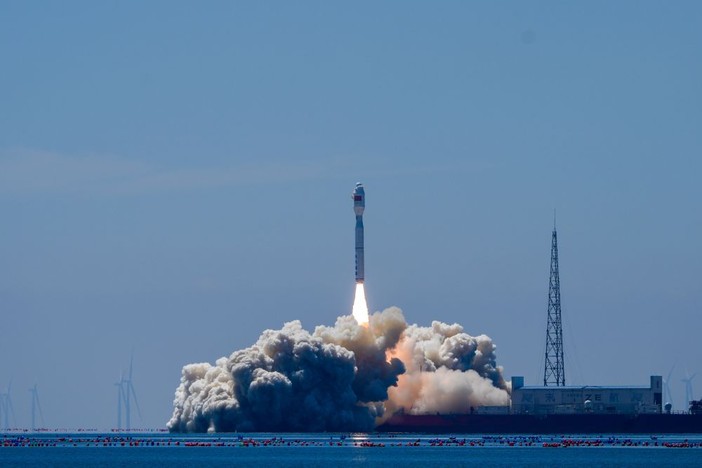 Cina, lanciati dal mare due satelliti iperspettrali nello Shandong