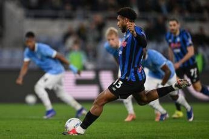 Cataldi colpisce di braccio, arbitro assegna rigore: cos'è successo in Lazio-Atalanta