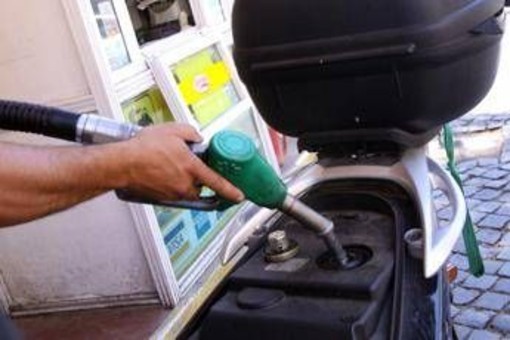Carburante annacquato, irregolare un distributore su cinque. Pd: "Governo intervenga". Lega: "Bene controlli Gdf"