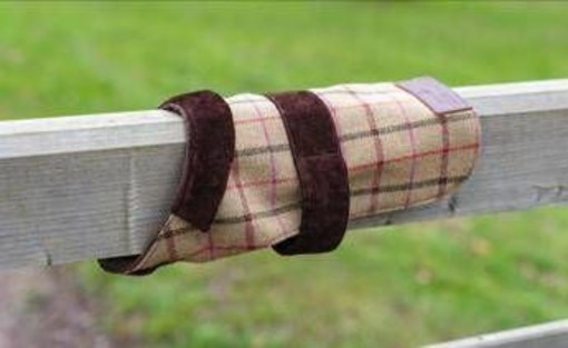 Re Carlo, la passione per il tweed e il cane Snuff: a Sandringham arrivano i cappottini per 'Fido'