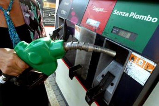 Caro carburanti, in corso maxi operazione Gdf per controlli a distributori a Roma