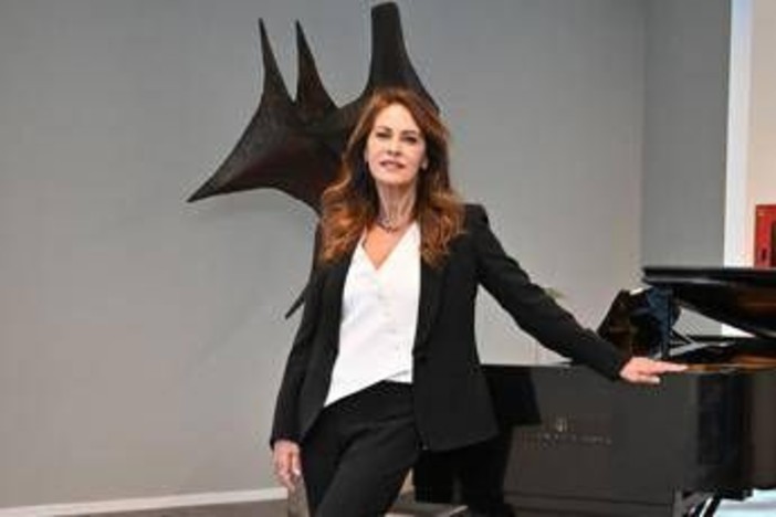 Elena Sofia Ricci: "Prima serata troppo tardi, mancanza di rispetto per il pubblico"