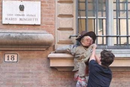 Bologna, manichino di Valditara alle finestre del liceo Minghetti: "Nemico degli studenti"