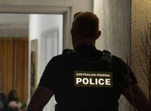 Australia, allarme per corpo in una valigia... ma era una bambola sexy Australia, allarme per corpo in una valigia... ma era una bambola sexy
