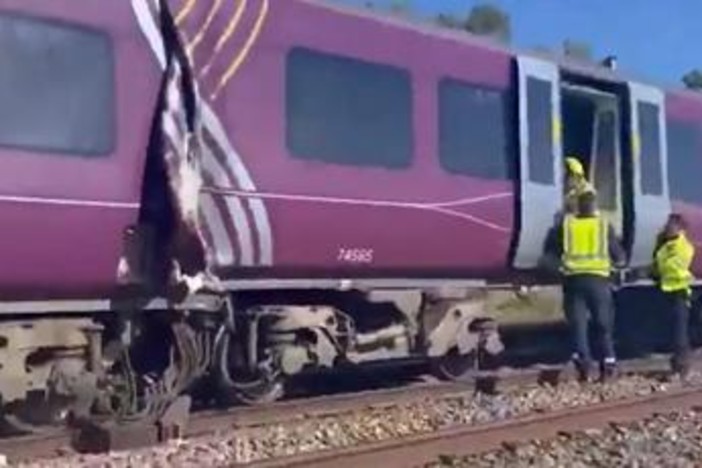 Scontro tra due treni a nord di Londra, soccorsi in azione: "Ci sono feriti gravi"