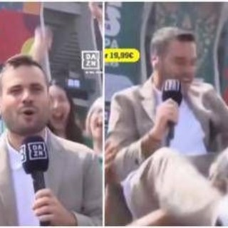 Mondiali, tifosi del Messico fanno 'volare' giornalista Dazn Mondiali, tifosi del Messico fanno 'volare' giornalista Dazn