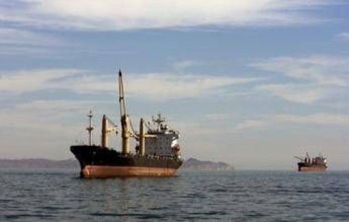 Iran, l'ipotesi di una guerra con gli Usa fa salire il petrolio: arma di rappresaglia per Teheran