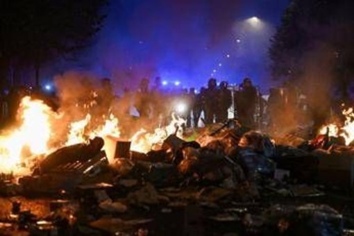 Francia, iniziano coprifuochi 'parziali' e 'localizzati': le misure per contrastare le violenze