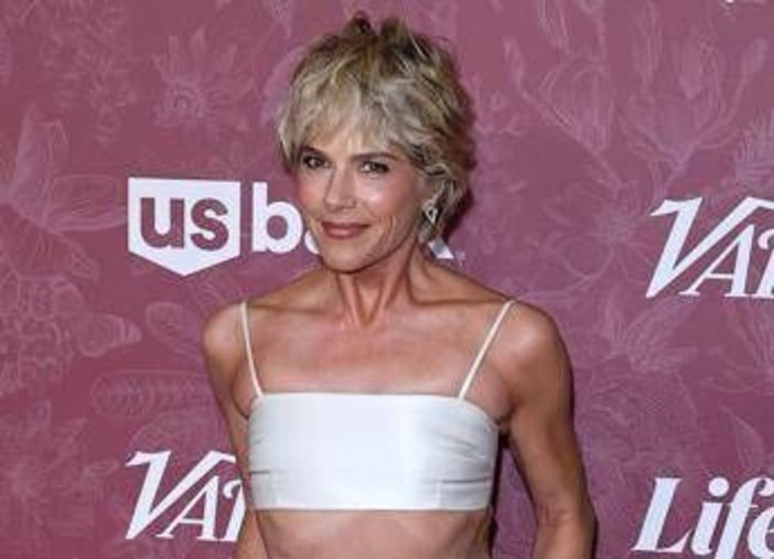 Caos a bordo del volo per New York, arrestata l'attrice Selma Blair: "Ha morso hostess e aggredito un poliziotto"