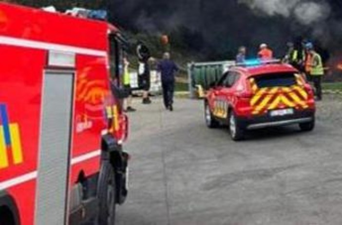 Belgio, incendio in un palazzo ad Anversa: diversi morti e feriti Belgio, incendio in un palazzo ad Anversa: diversi morti e feriti