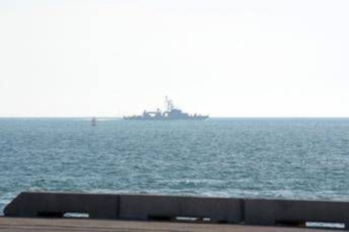 Iran, nave cinese attravera Hormuz e sfida il blocco di Trump. Oggi primi colloqui Israele-Libano - Diretta