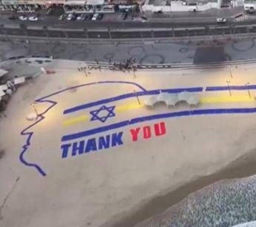 Trump arriva in Israele, un enorme 'grazie' sulla spiaggia: il messaggio speciale Trump arriva in Israele, un enorme 'grazie' sulla spiaggia: il messaggio speciale