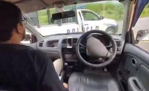 Auto a guida autonoma impazzisce e centra la polizia: "È stato un guasto tecnico"