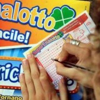 Vince 223 milioni al Superenalotto, la moglie separata non ci sta: "Metà sono i miei" Vince 223 milioni al Superenalotto, la moglie separata non ci sta: "Metà sono i miei"