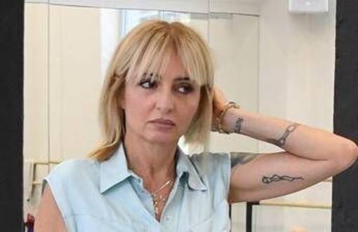 Veronica Peparini, ex maestra di 'Amici' raggirata al telefono: "Lasciata con 4 euro sul conto" Veronica Peparini, ex maestra di 'Amici' raggirata al telefono: "Lasciata con 4 euro sul conto"