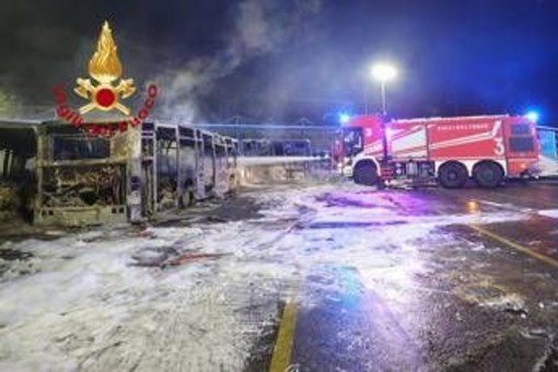 Firenze, incendio in deposito Autolinee Toscane: 12 bus distrutti e 7 danneggiati