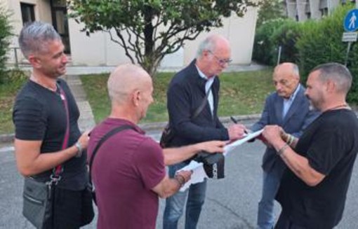 Roma non dimentica Falcao: selfie e autografi con i tifosi, poi spunta... la storica maglia numero 5 Roma non dimentica Falcao: selfie e autografi con i tifosi, poi spunta... la storica maglia numero 5