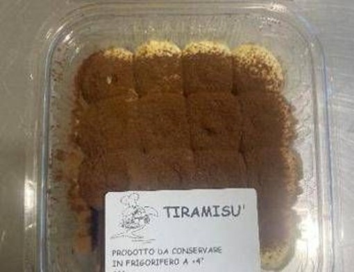 Sferetta metallica nel tiramisù, maxi richiamo alimentare: i lotti interessati