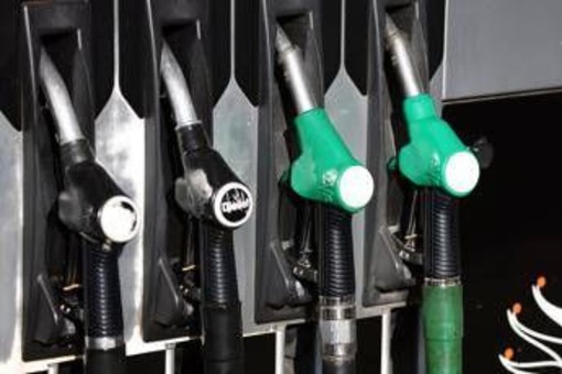 Carburanti, prezzi benzina e diesel scendono ancora: la situazione oggi