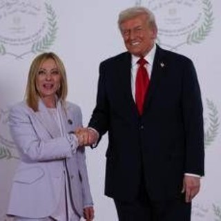 Vertice in Egitto, Trump elogia Meloni: "Bellissima donna, negli Usa non posso dirlo" Vertice in Egitto, Trump elogia Meloni: "Bellissima donna, negli Usa non posso dirlo"