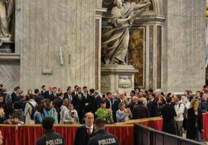 Da Ranieri a Dybala, delegazione della Roma a San Pietro per l'omaggio a Papa Francesco